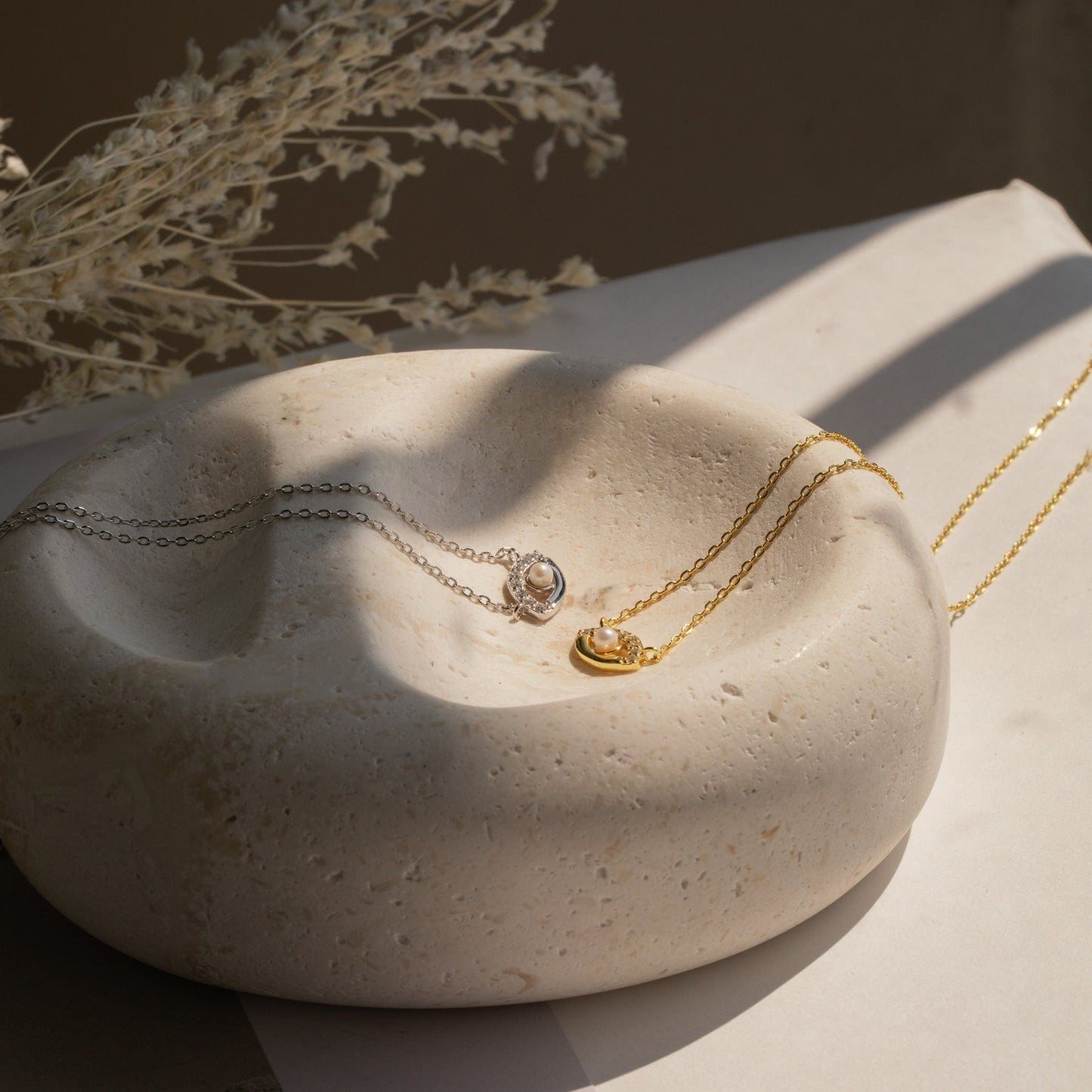 Collar de mal de ojo con amaryllis pavé