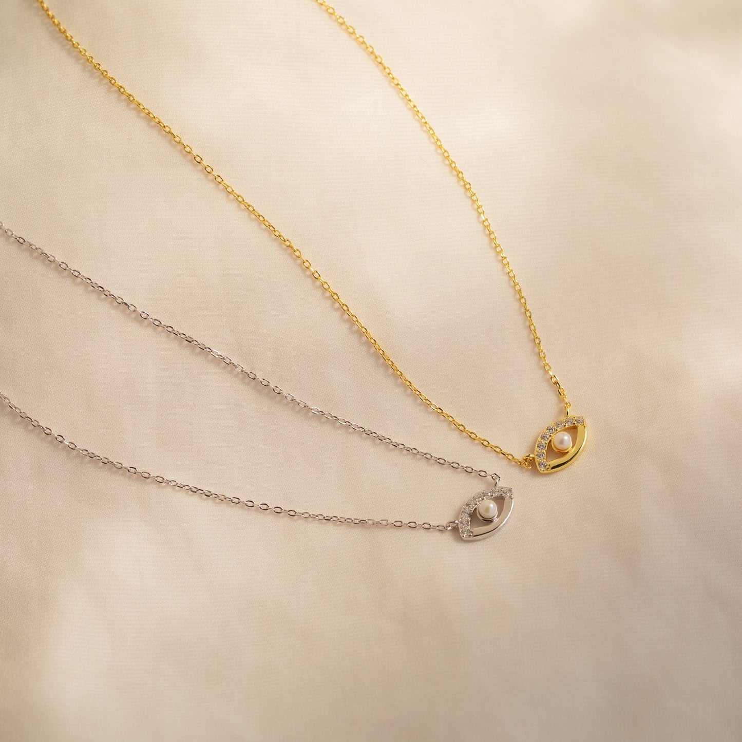 Collar de mal de ojo con amaryllis pavé