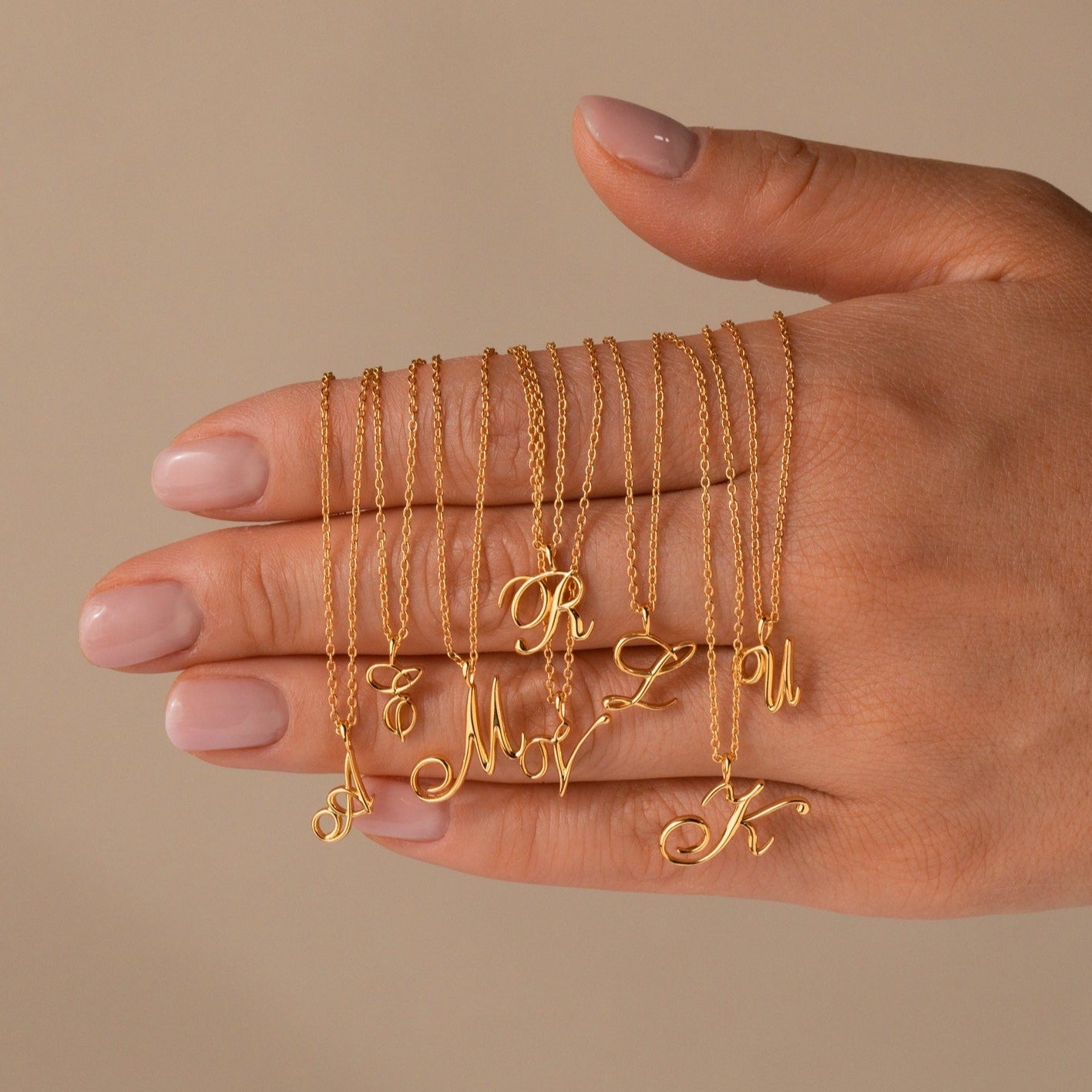 Collar con letras de Davina