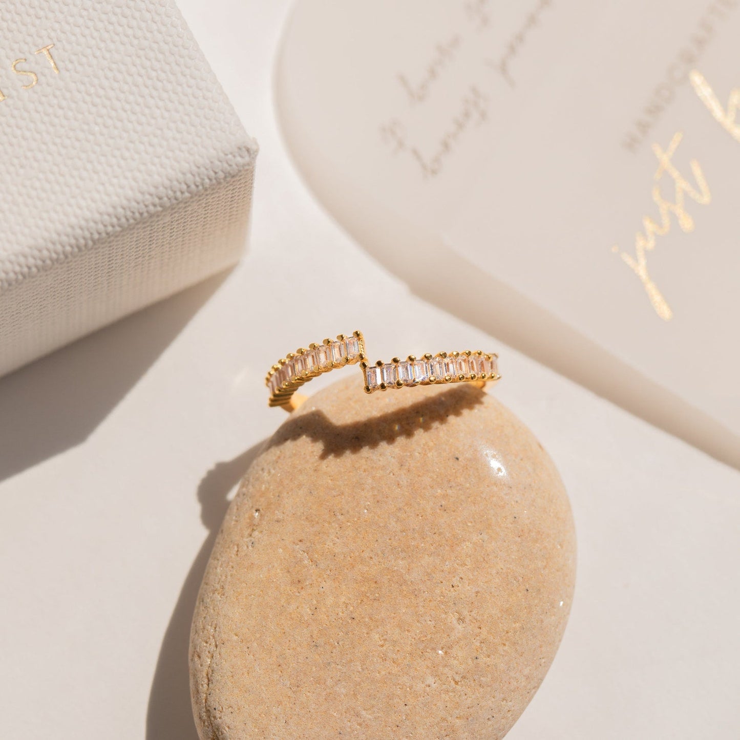 Anillo envolvente de baguette Elora