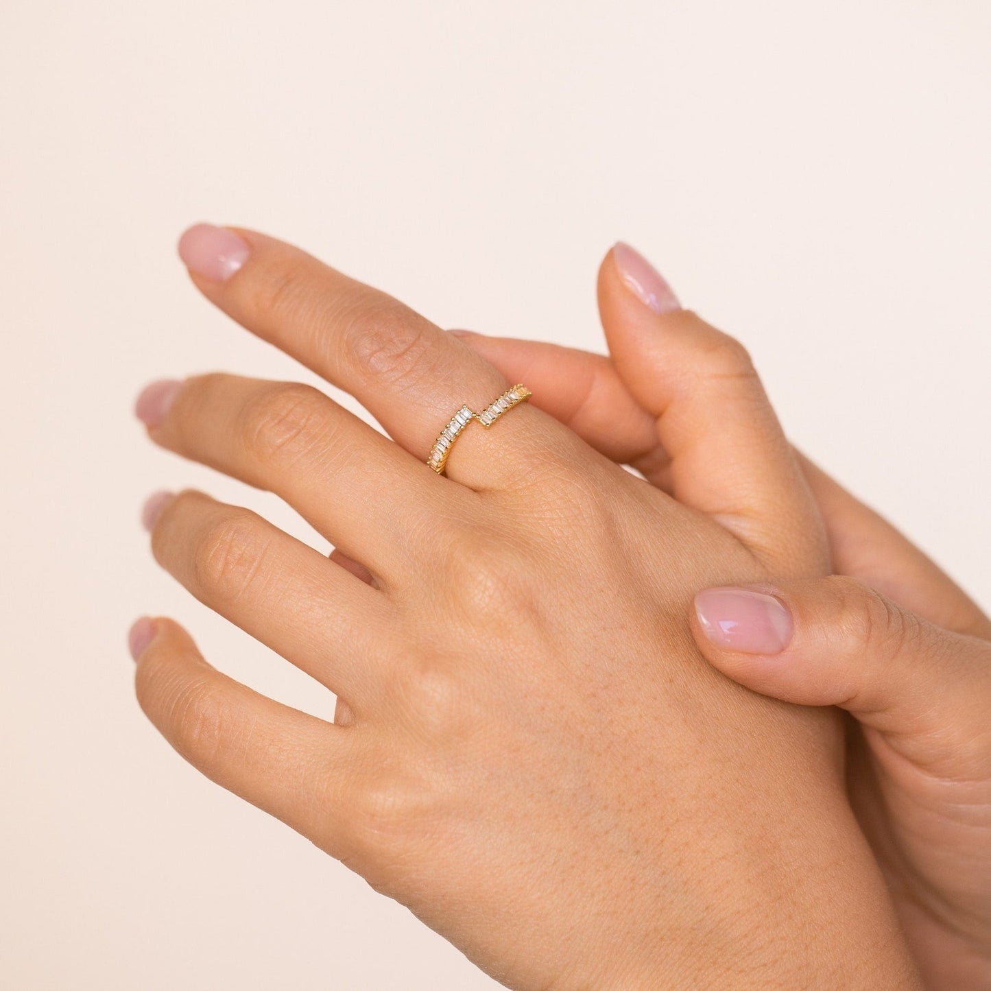Anillo envolvente de baguette Elora