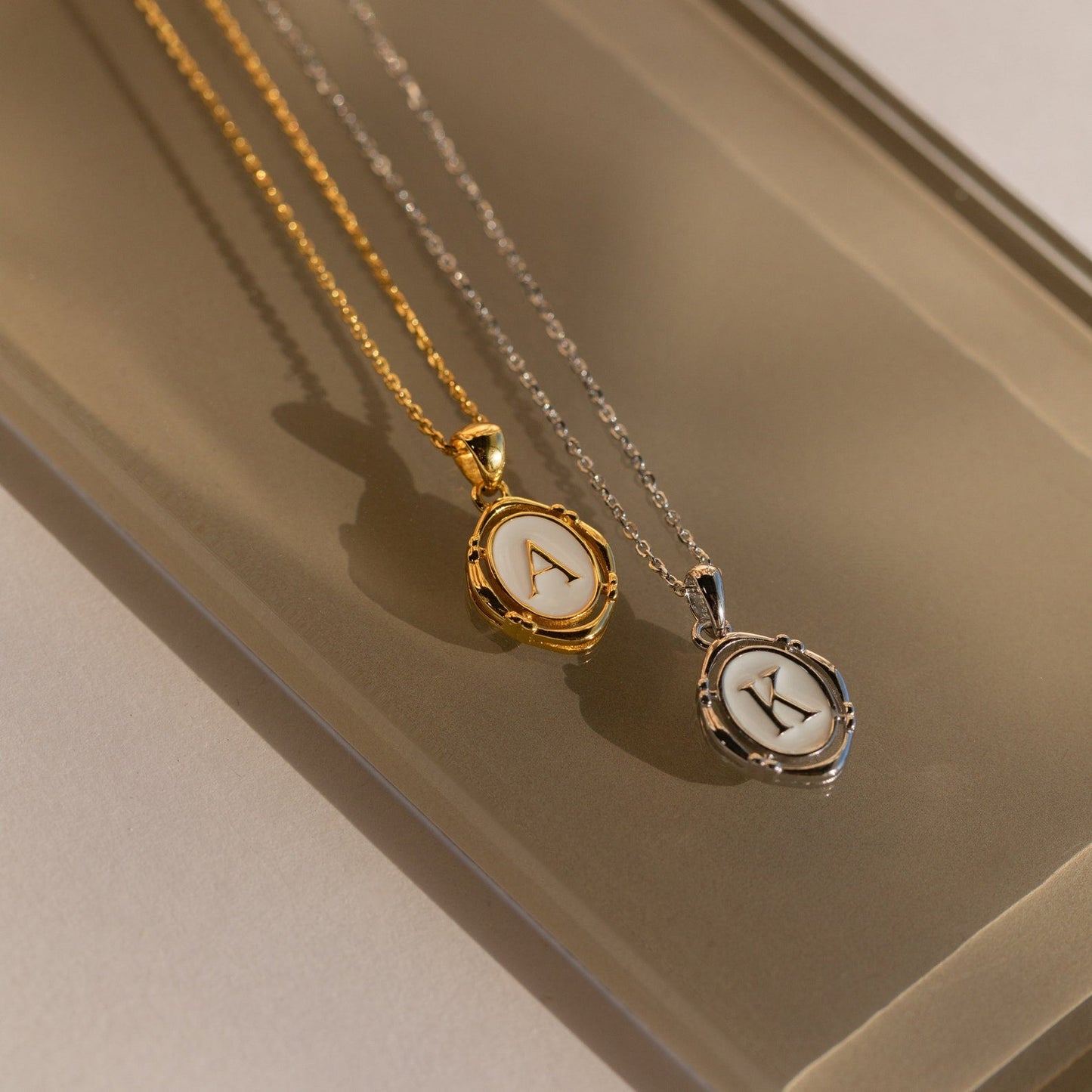 Collar con colgante inicial