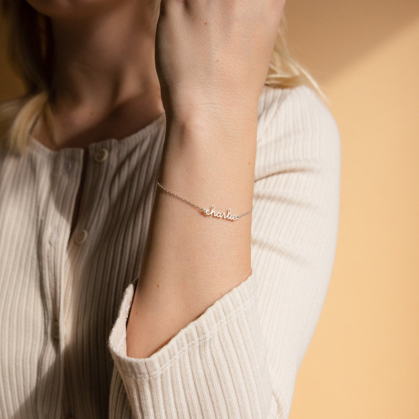 Pulsera pequeña con nombre delicado