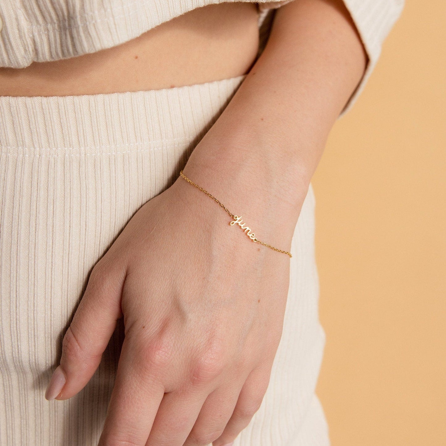 Pulsera pequeña con nombre delicado