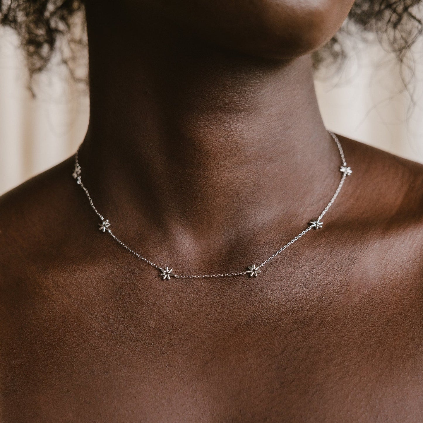 Collar de niña de las flores