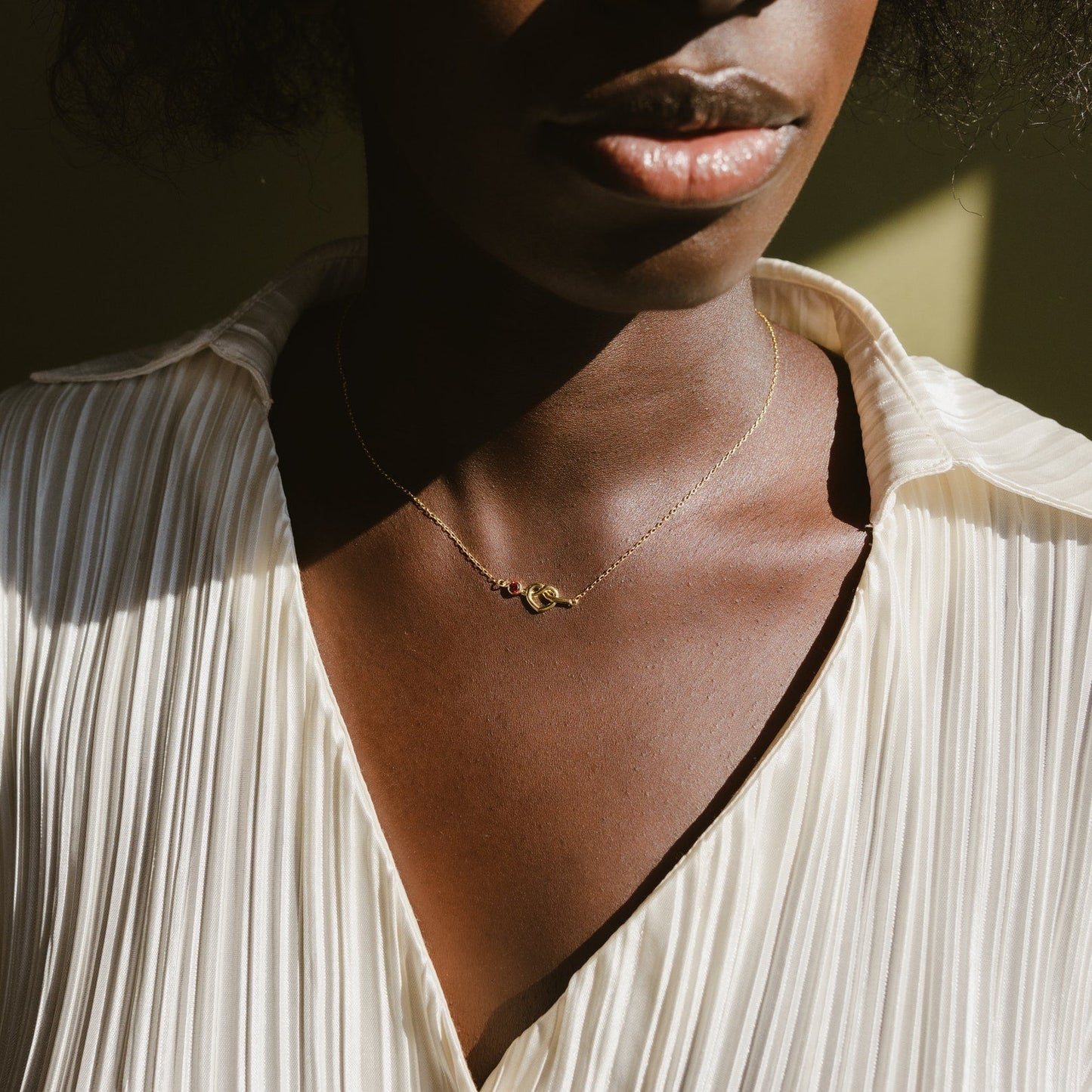 Collar con piedra de nacimiento y nudo de amor