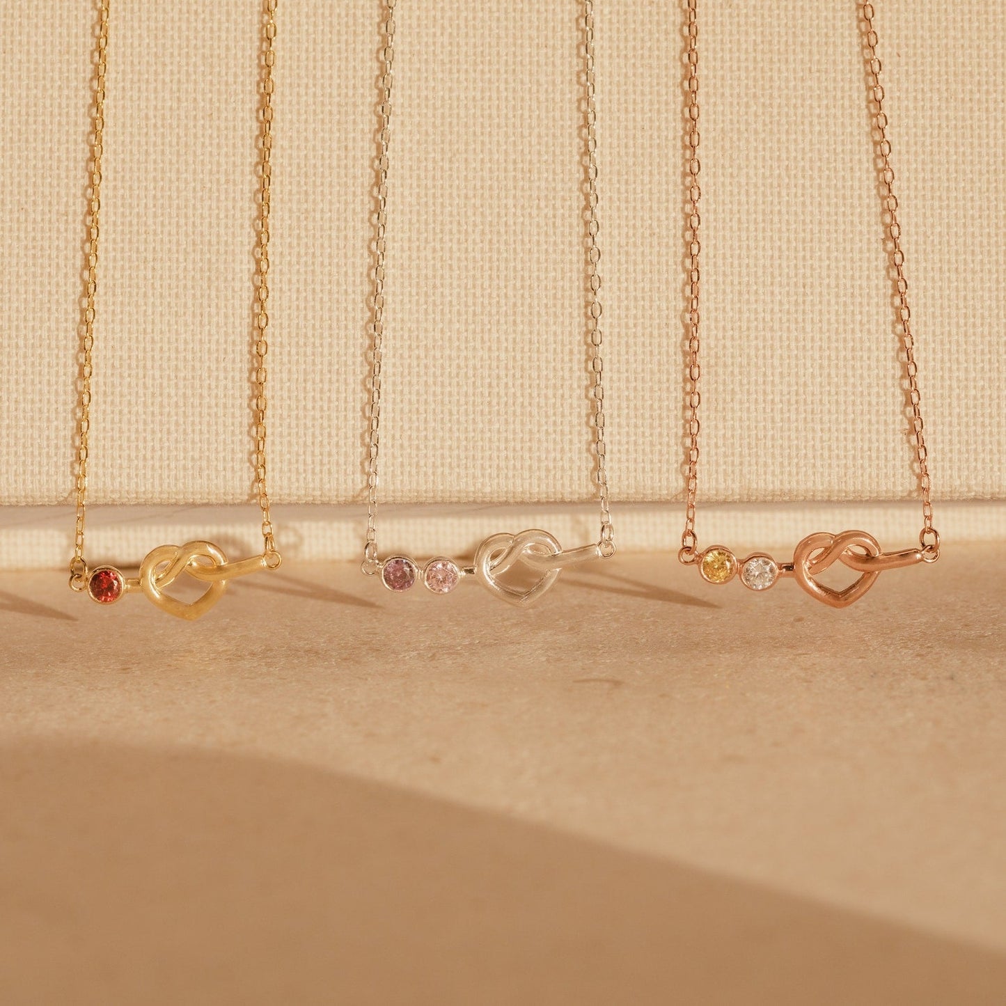 Collar con piedra de nacimiento y nudo de amor