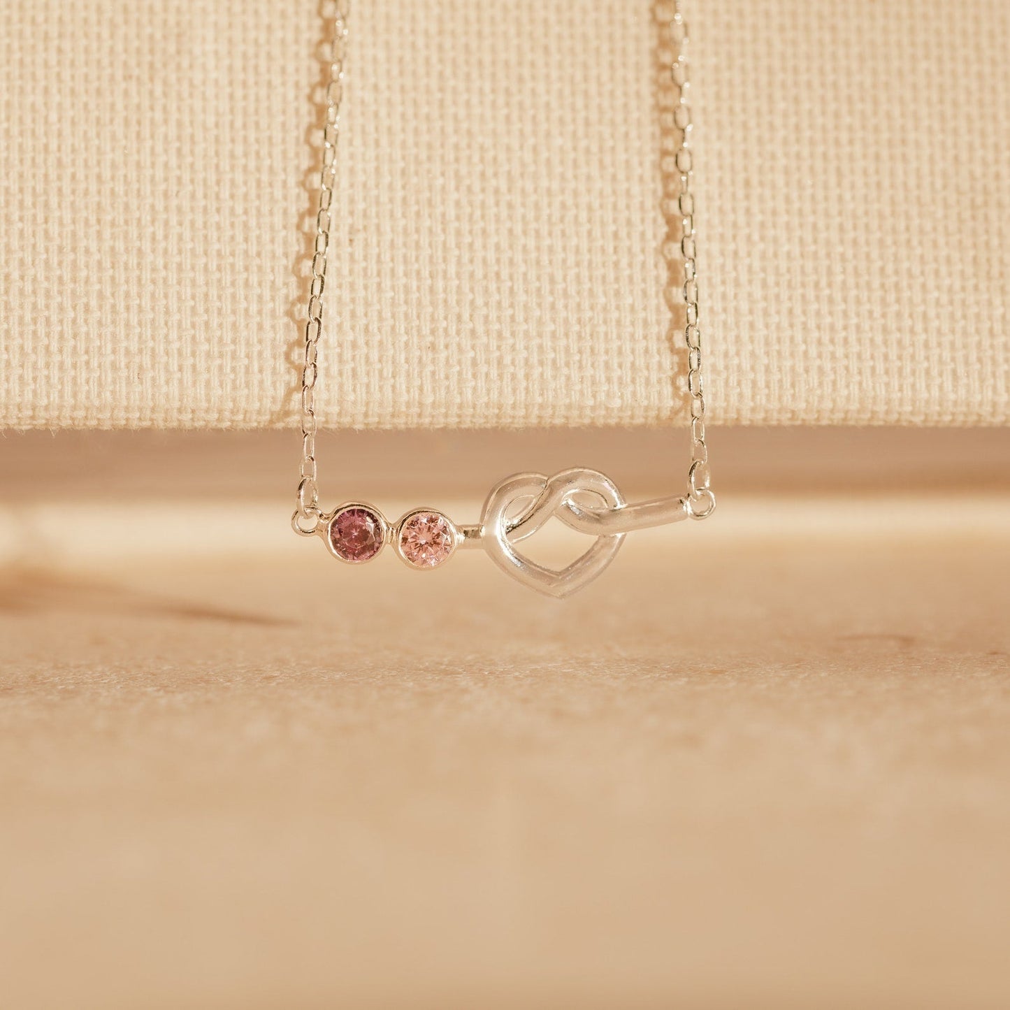 Collar con piedra de nacimiento y nudo de amor