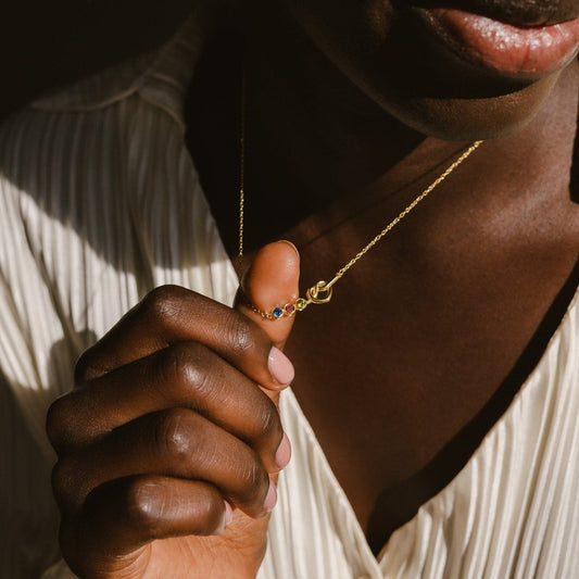 Halskette mit Geburtssteinen und Liebesknoten