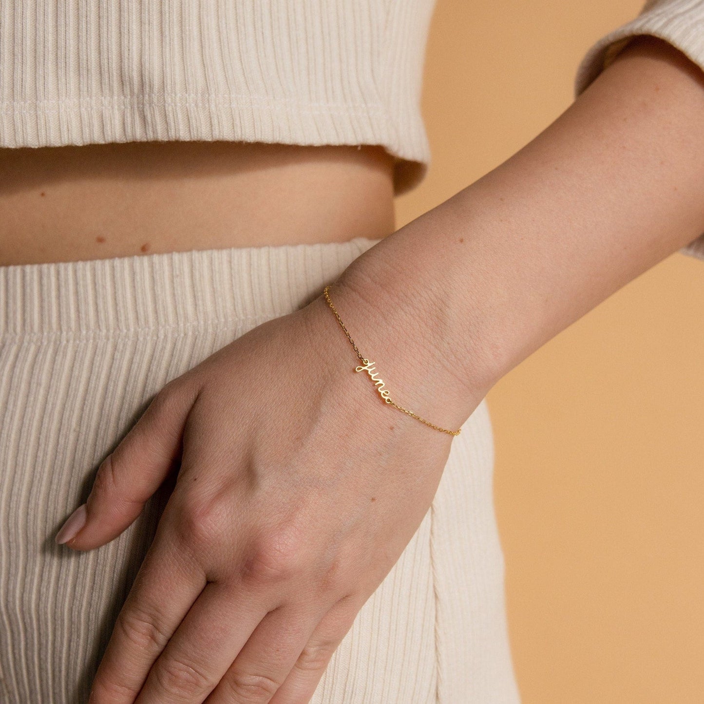 Pulsera pequeña con nombre delicado