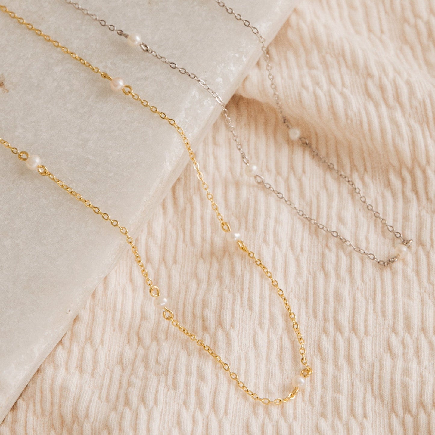 Collar de perlas delicadas