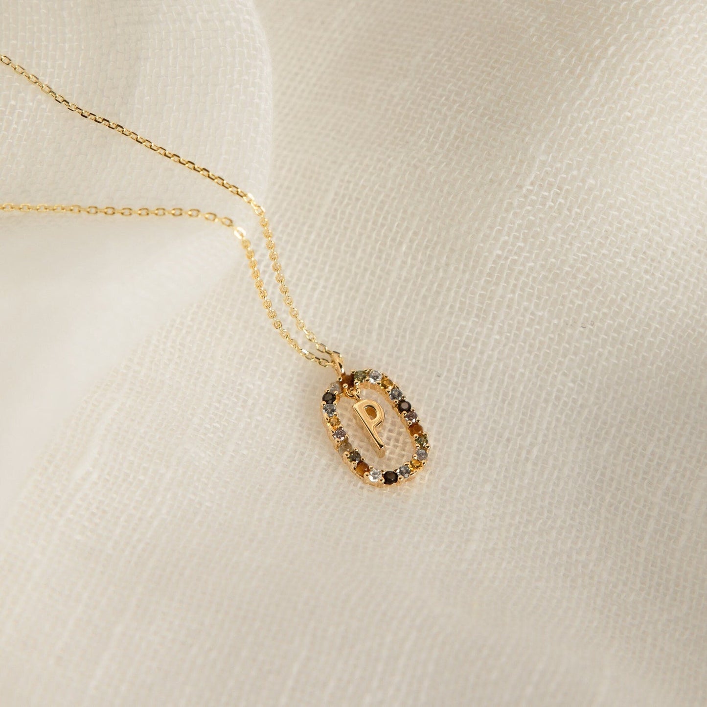 Collar con inicial de arcoíris