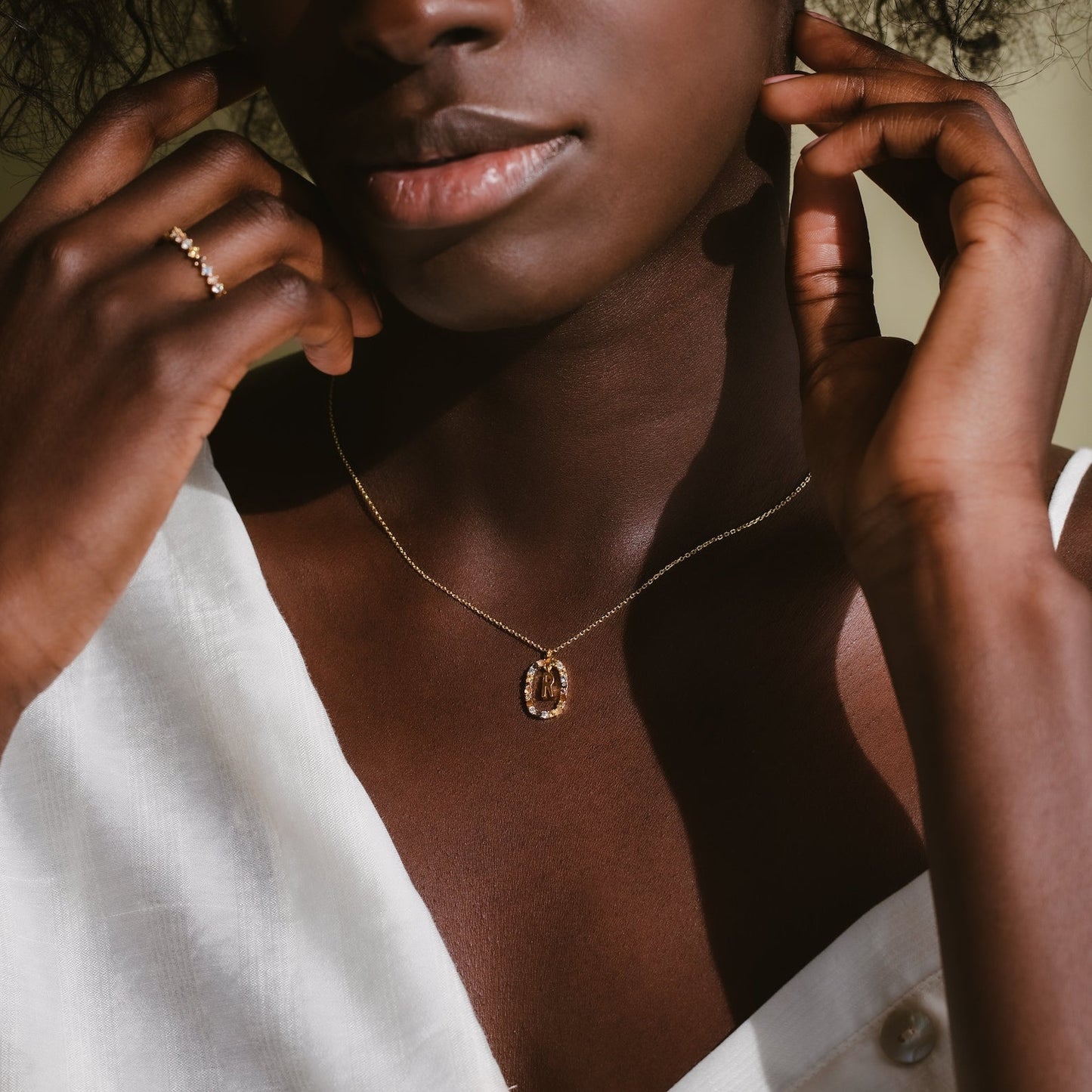 Collar con inicial de arcoíris