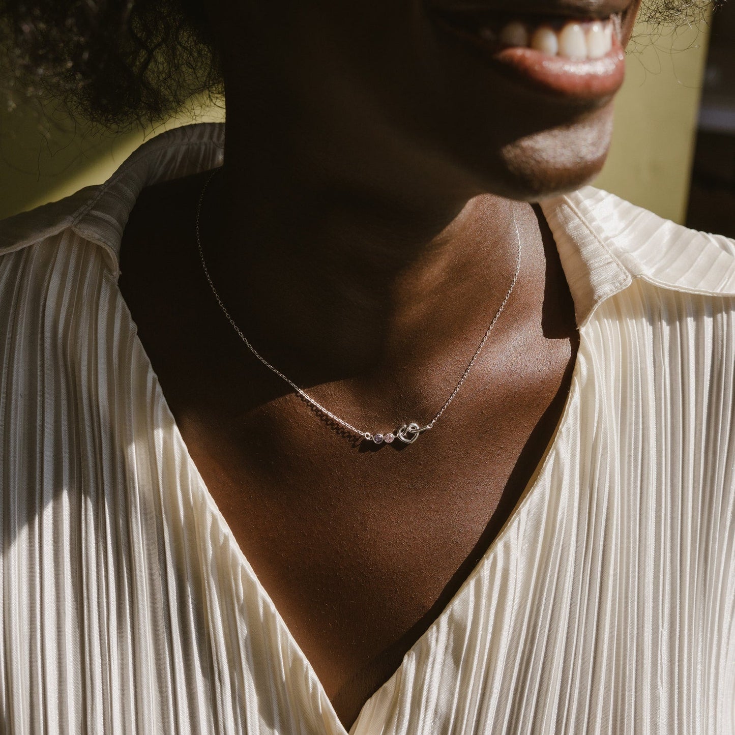 Collar con piedra de nacimiento y nudo de amor