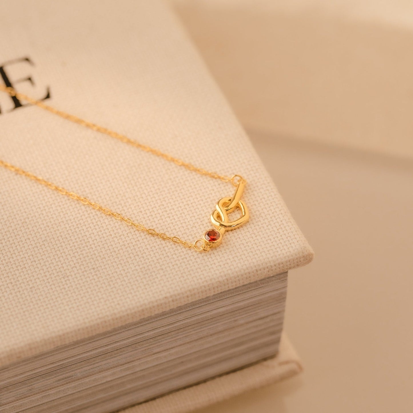 Collar con piedra de nacimiento y nudo de amor