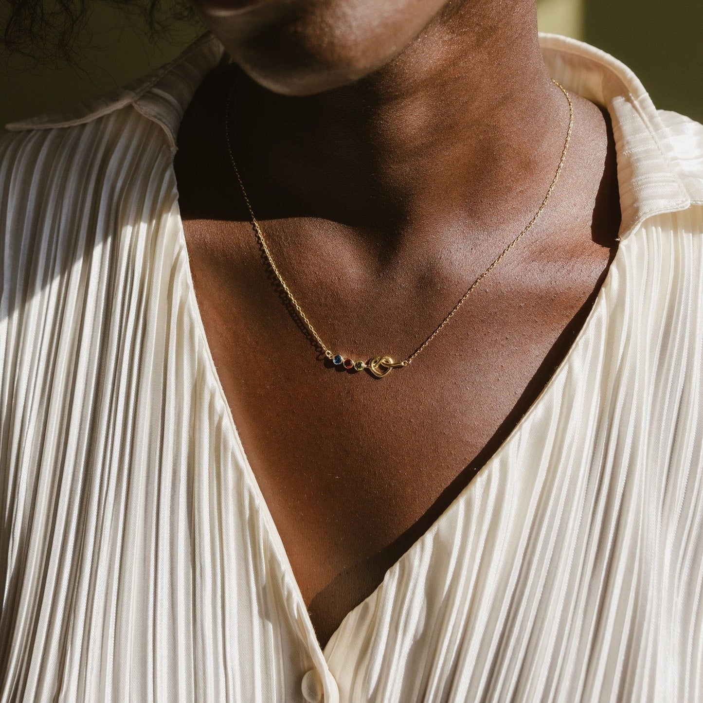 Collar con piedra de nacimiento y nudo de amor