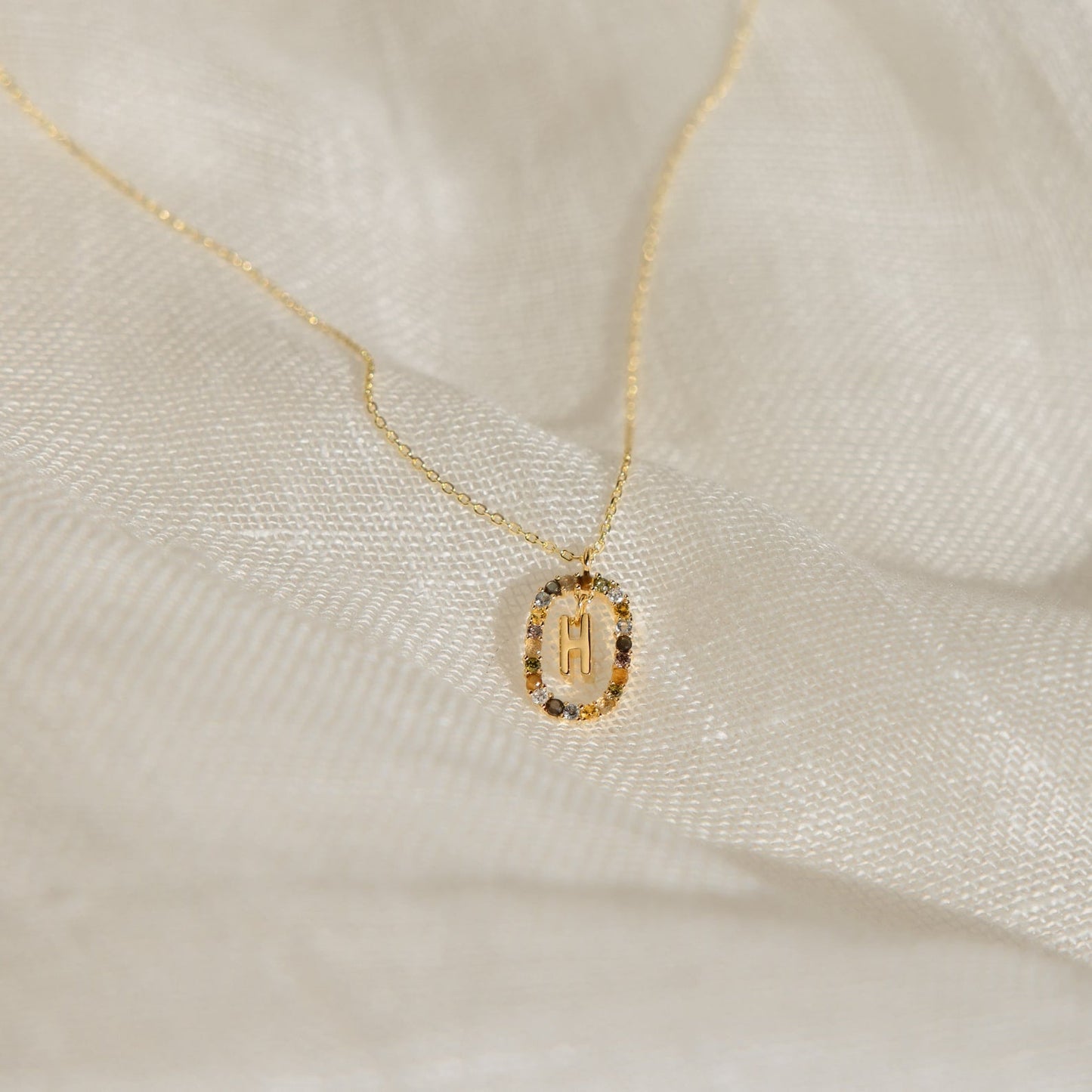Collar con inicial de arcoíris