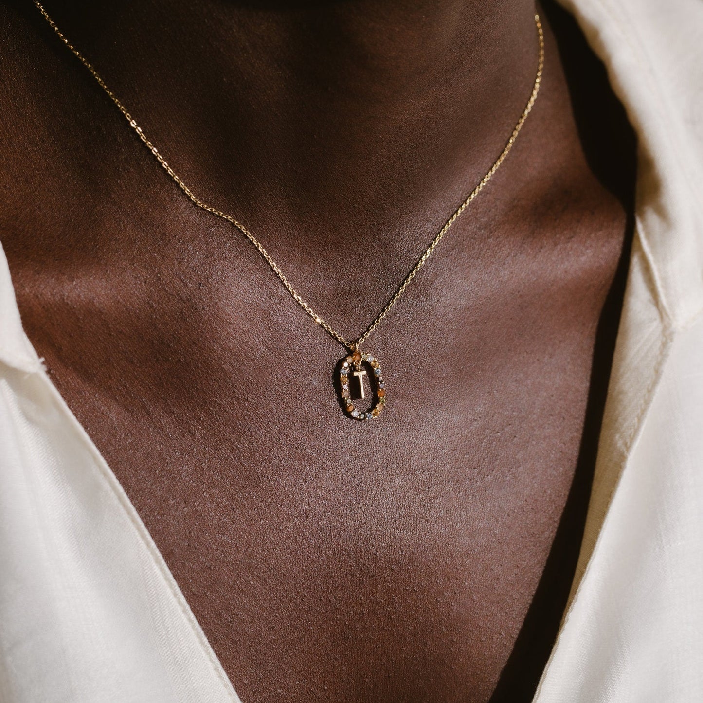 Collar con inicial de arcoíris