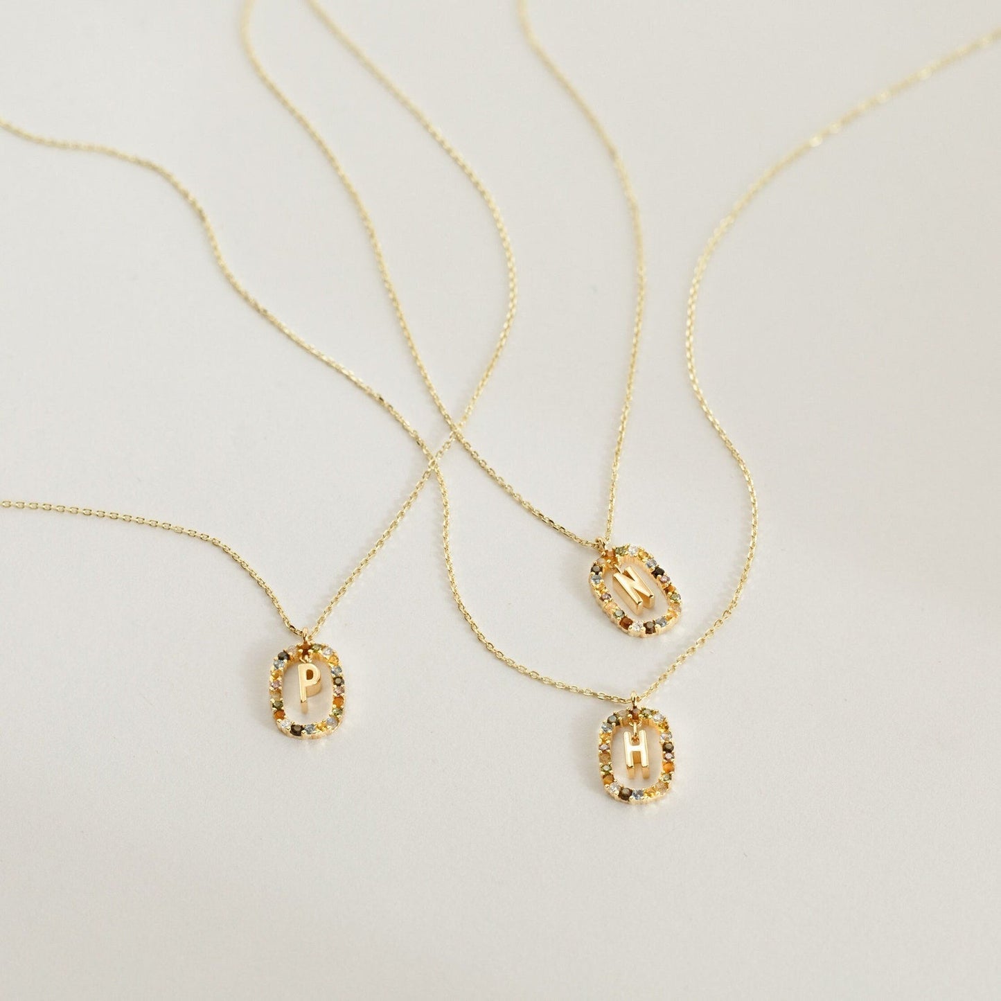 Collar con inicial de arcoíris