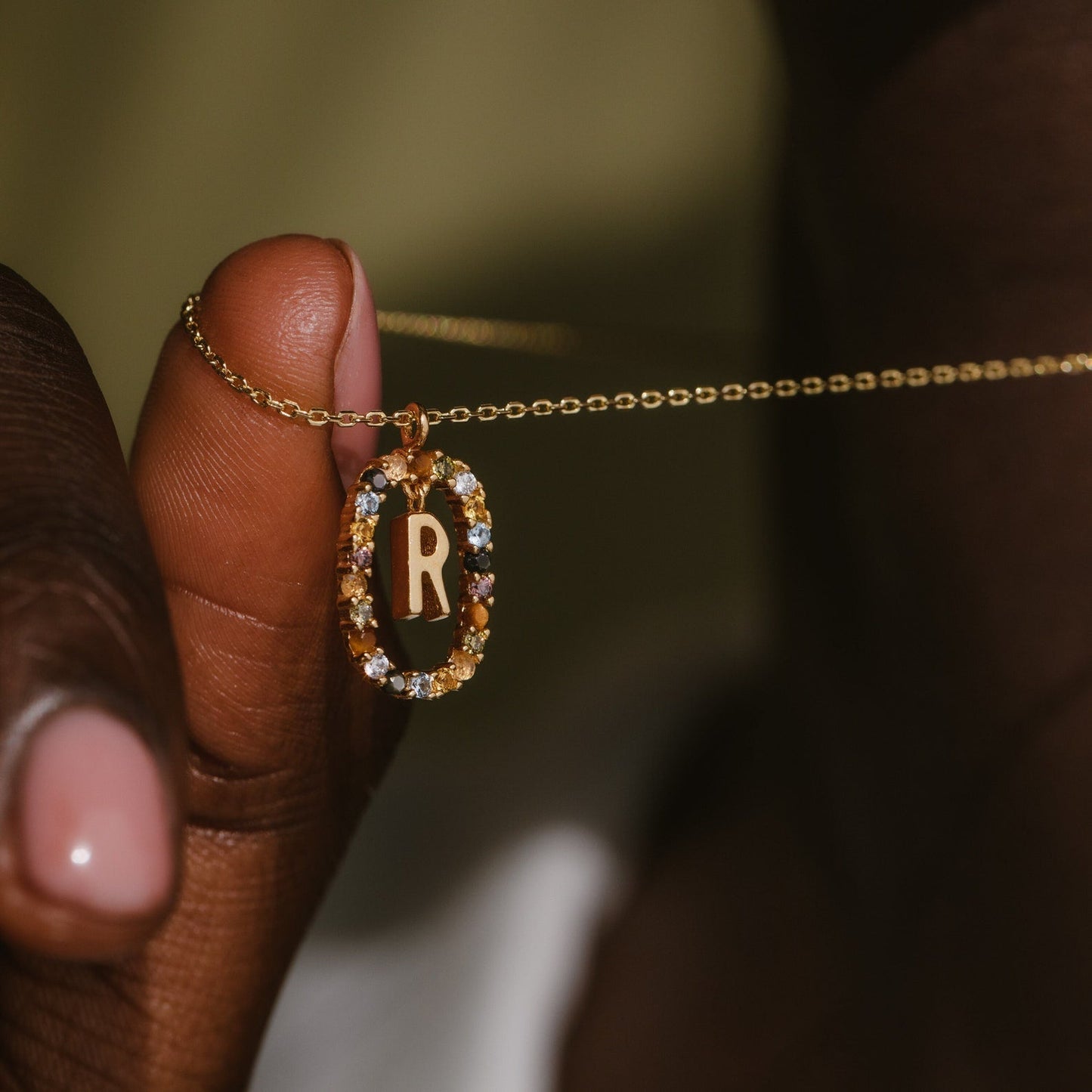 Collar con inicial de arcoíris