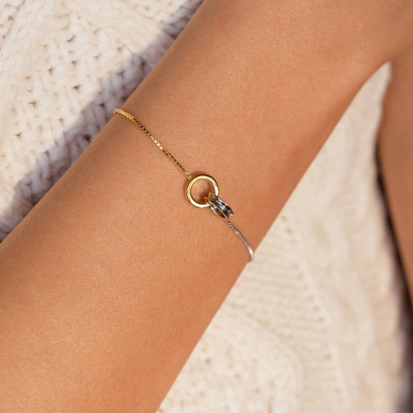 Pulsera de círculos entrelazados