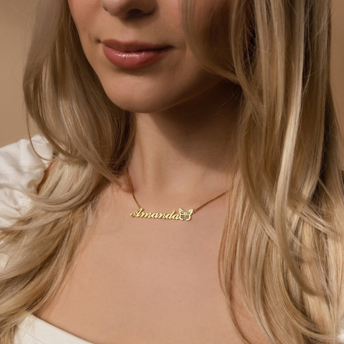 Collar con nombre de mariposa en cadena de caja