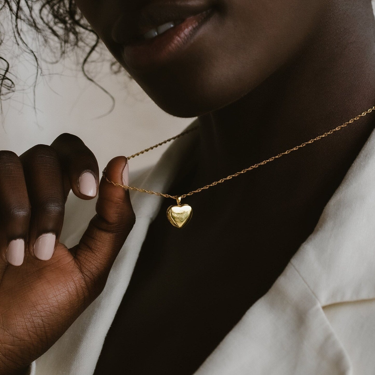 Collar con medallón de corazón con inicial
