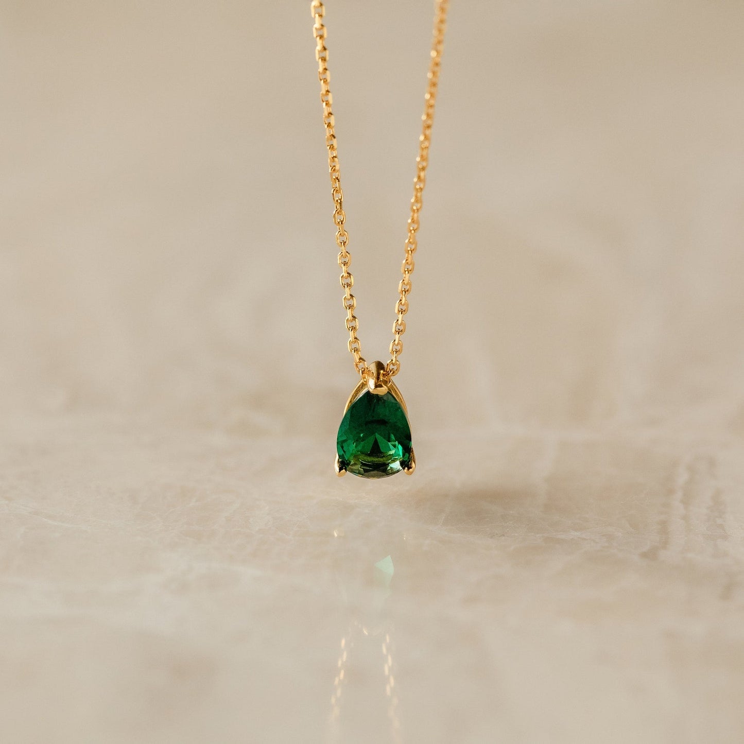 Collar con piedra de nacimiento de Ofelia
