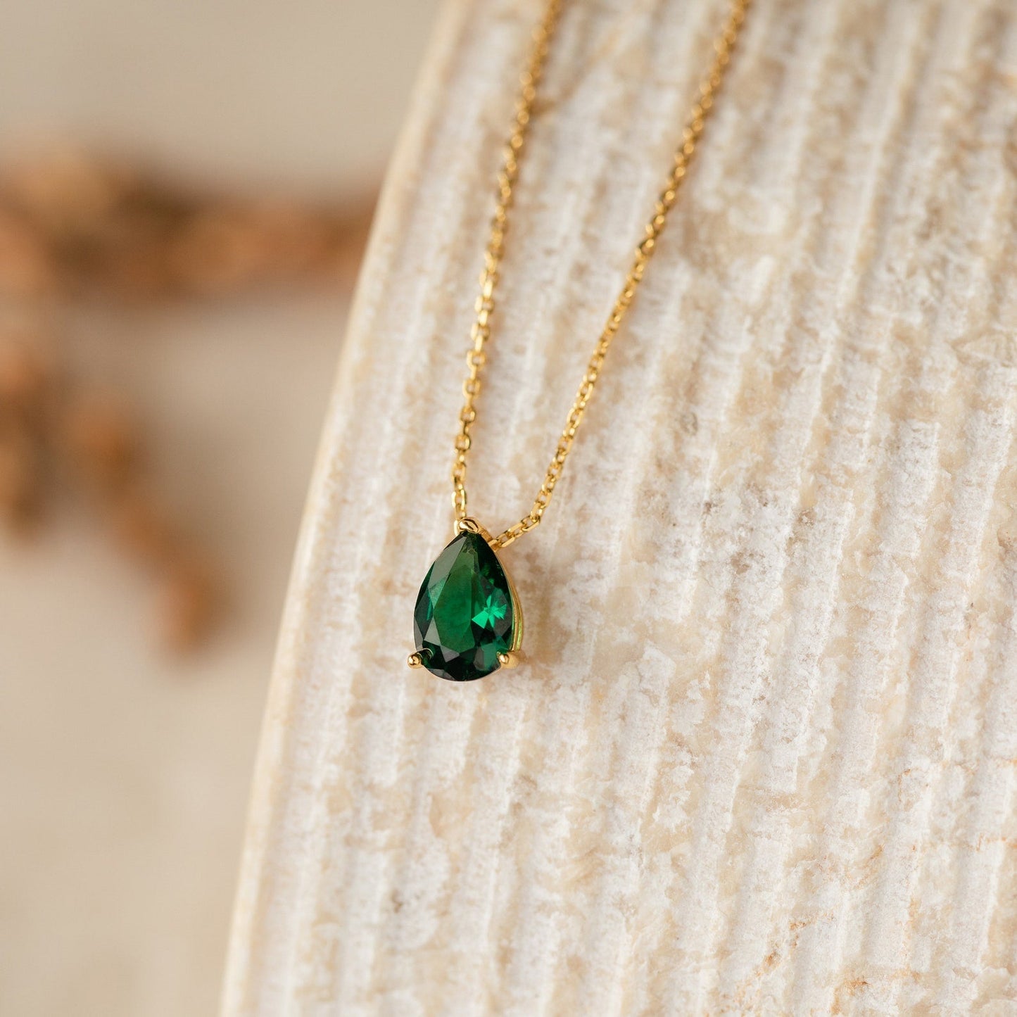 Collar con piedra de nacimiento de Ofelia