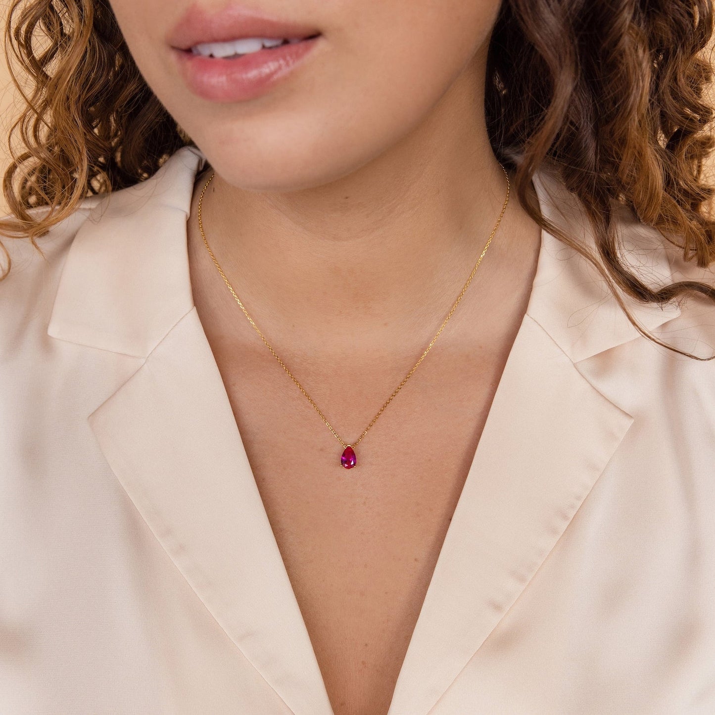 Collar con piedra de nacimiento de Ofelia