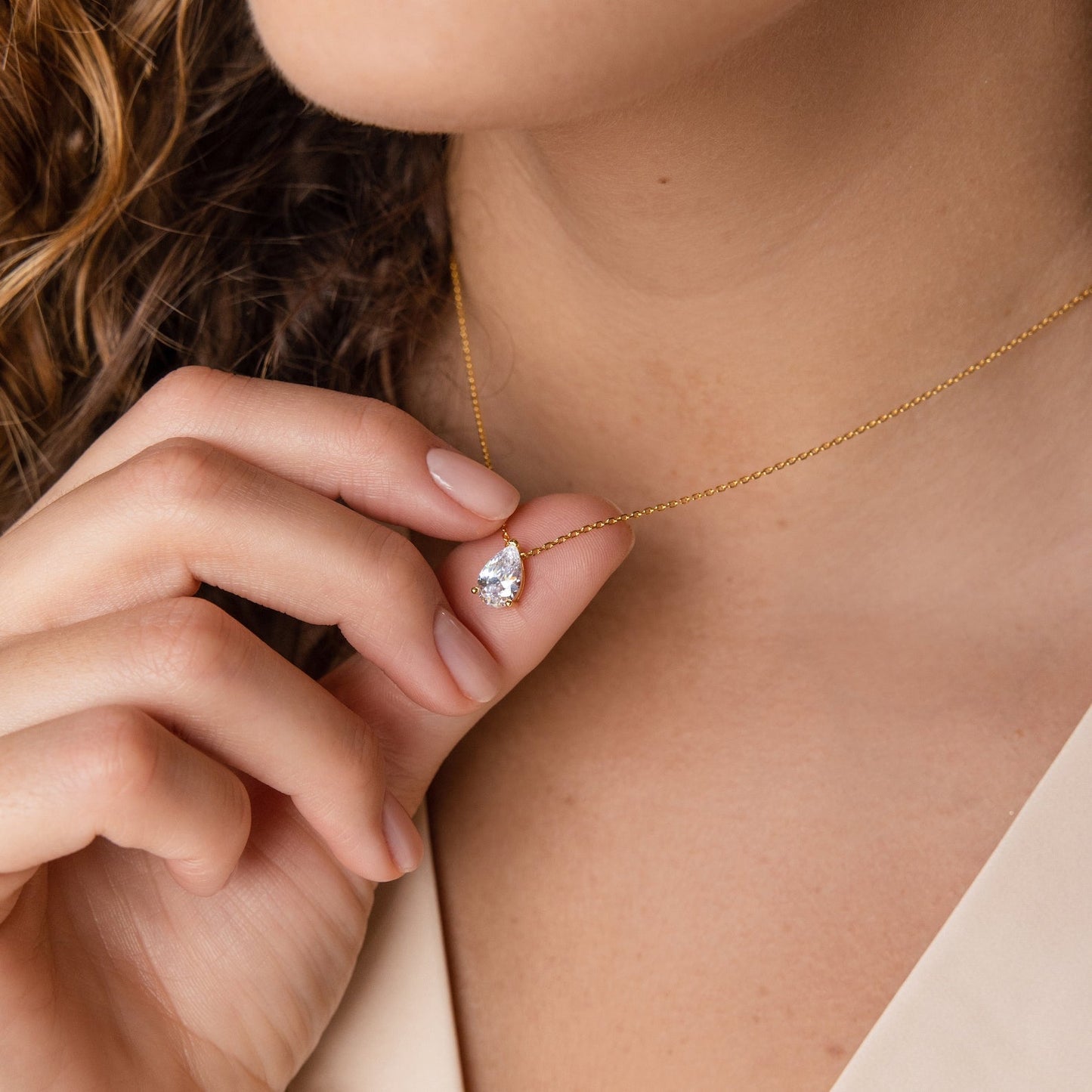 Collar con piedra de nacimiento de Ofelia
