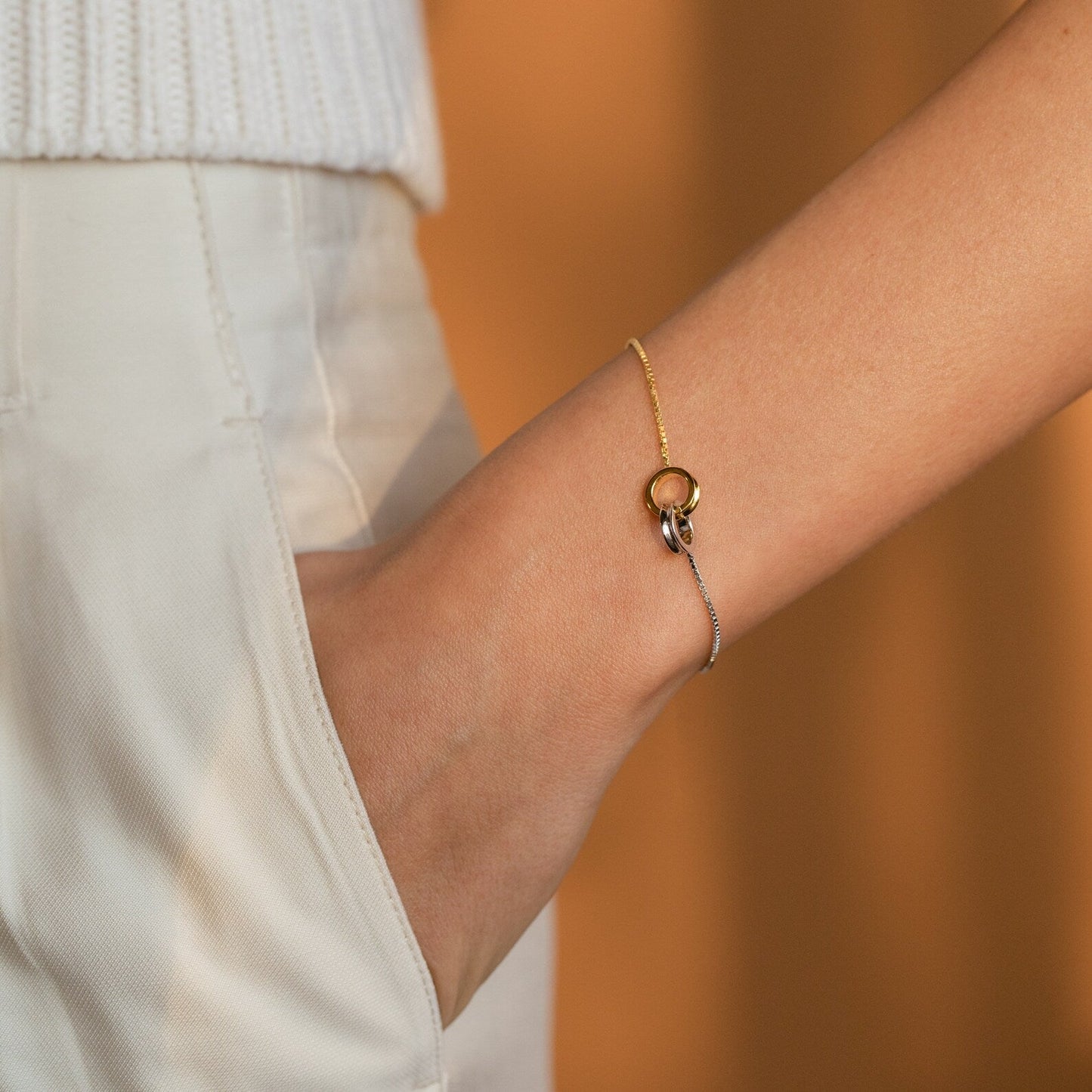 Pulsera de círculos entrelazados