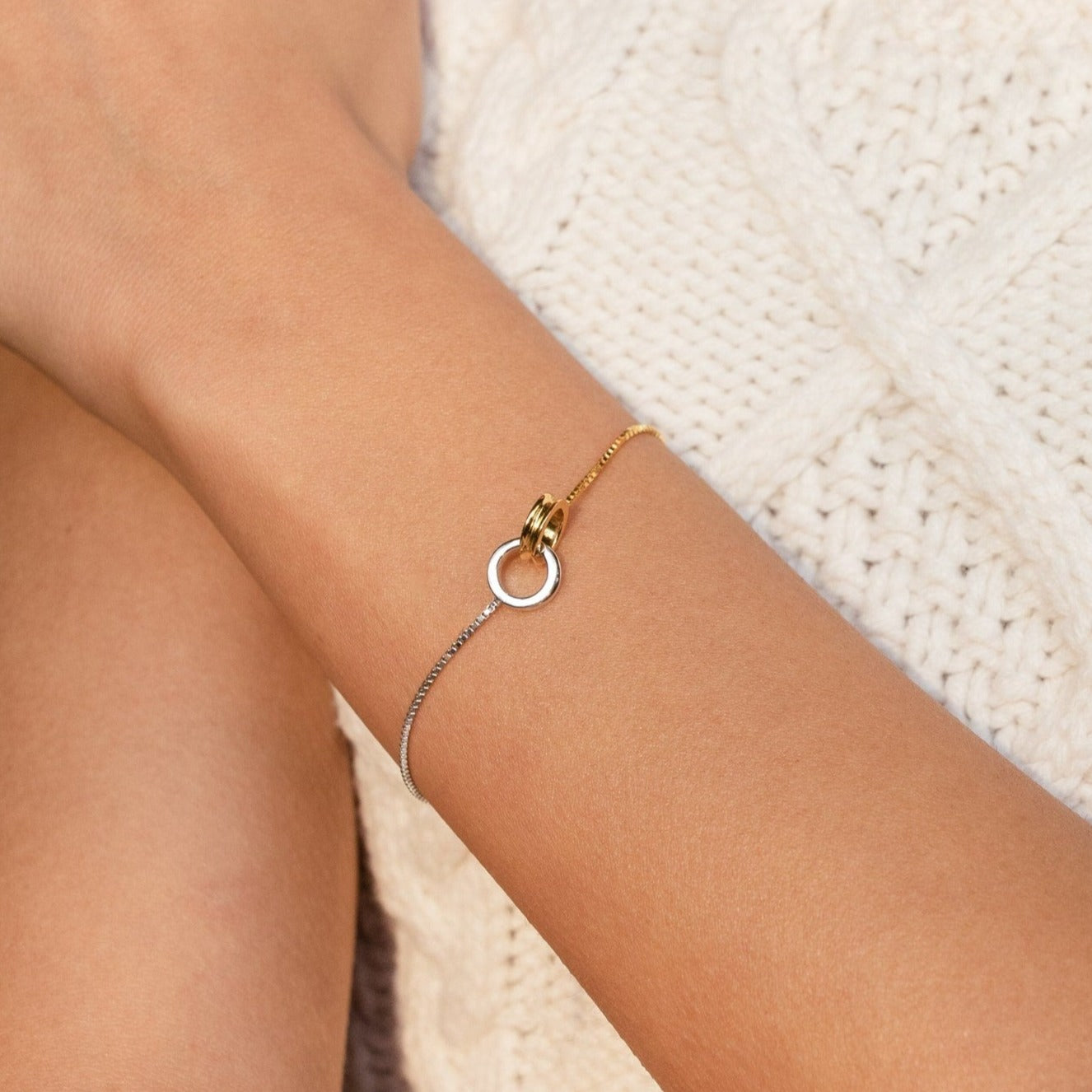 Pulsera de círculos entrelazados