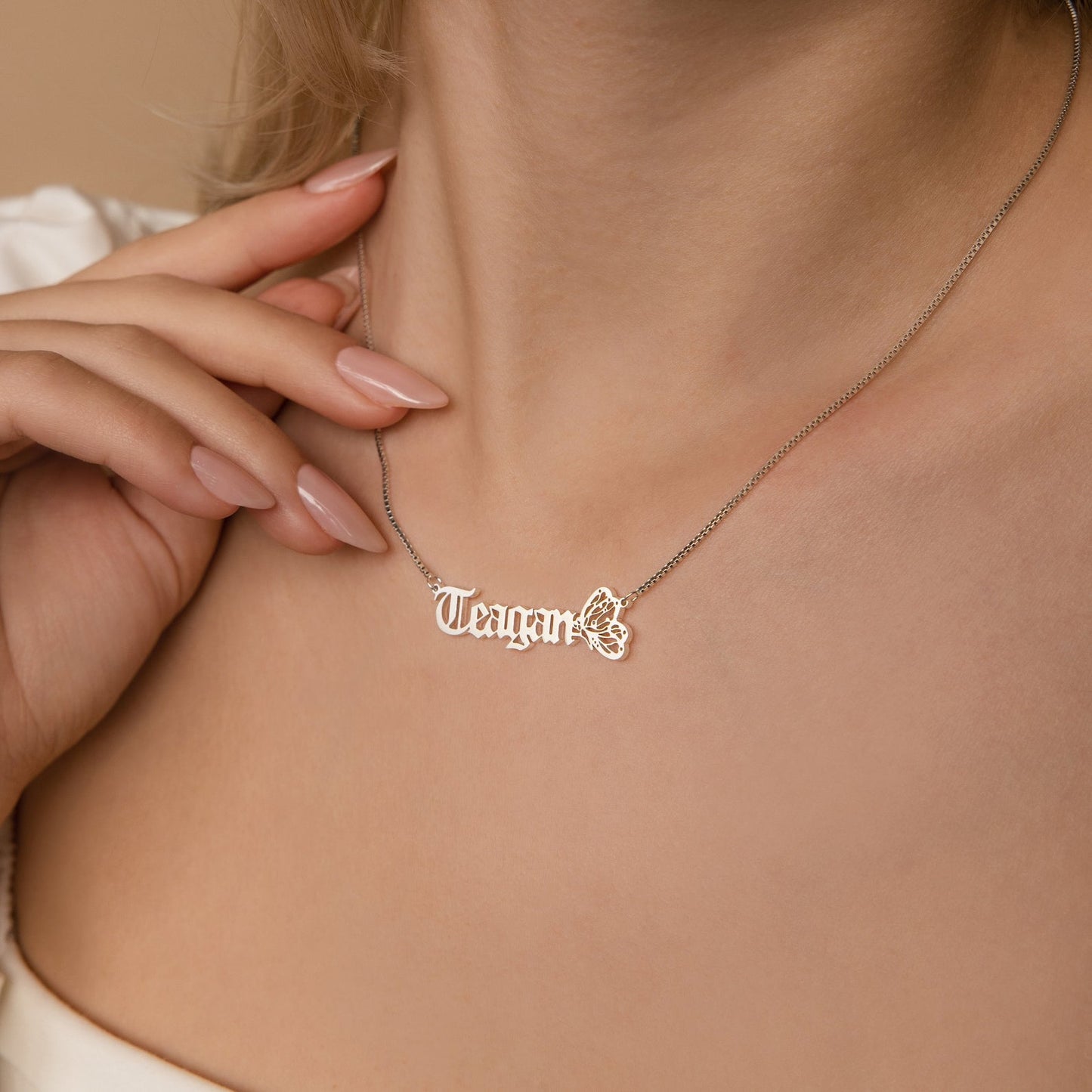 Collar con nombre de mariposa en cadena de caja