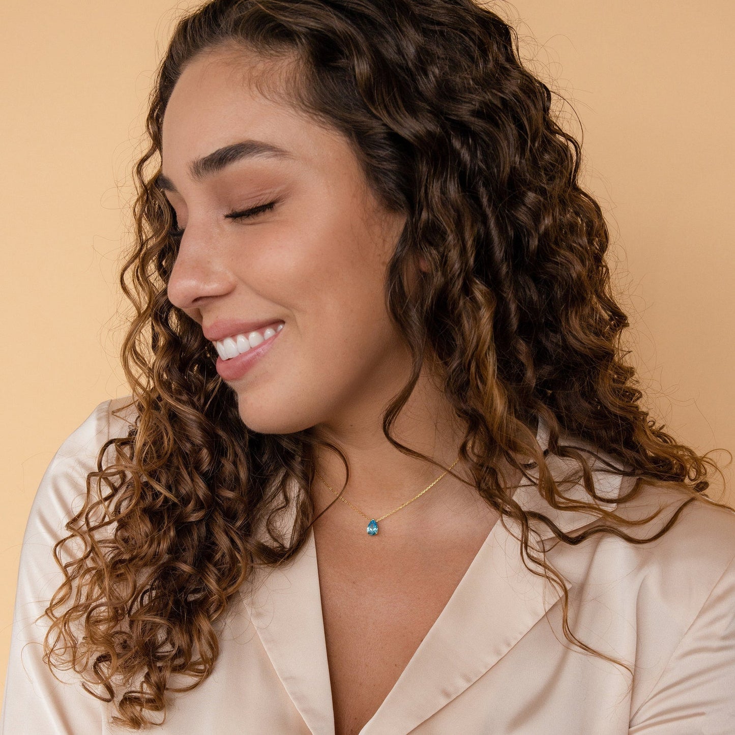 Collar con piedra de nacimiento de Ofelia