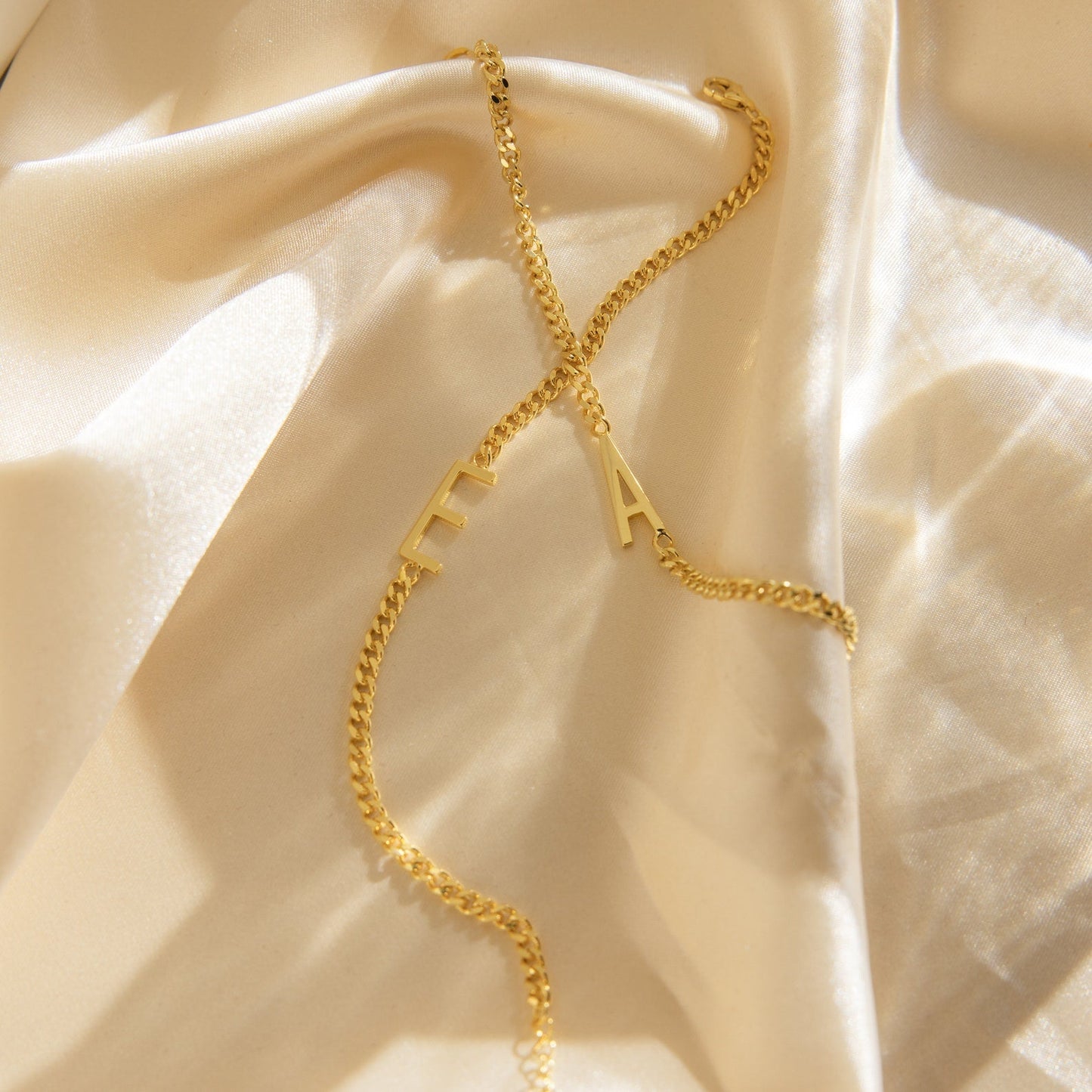 Pulsera con letras grandes