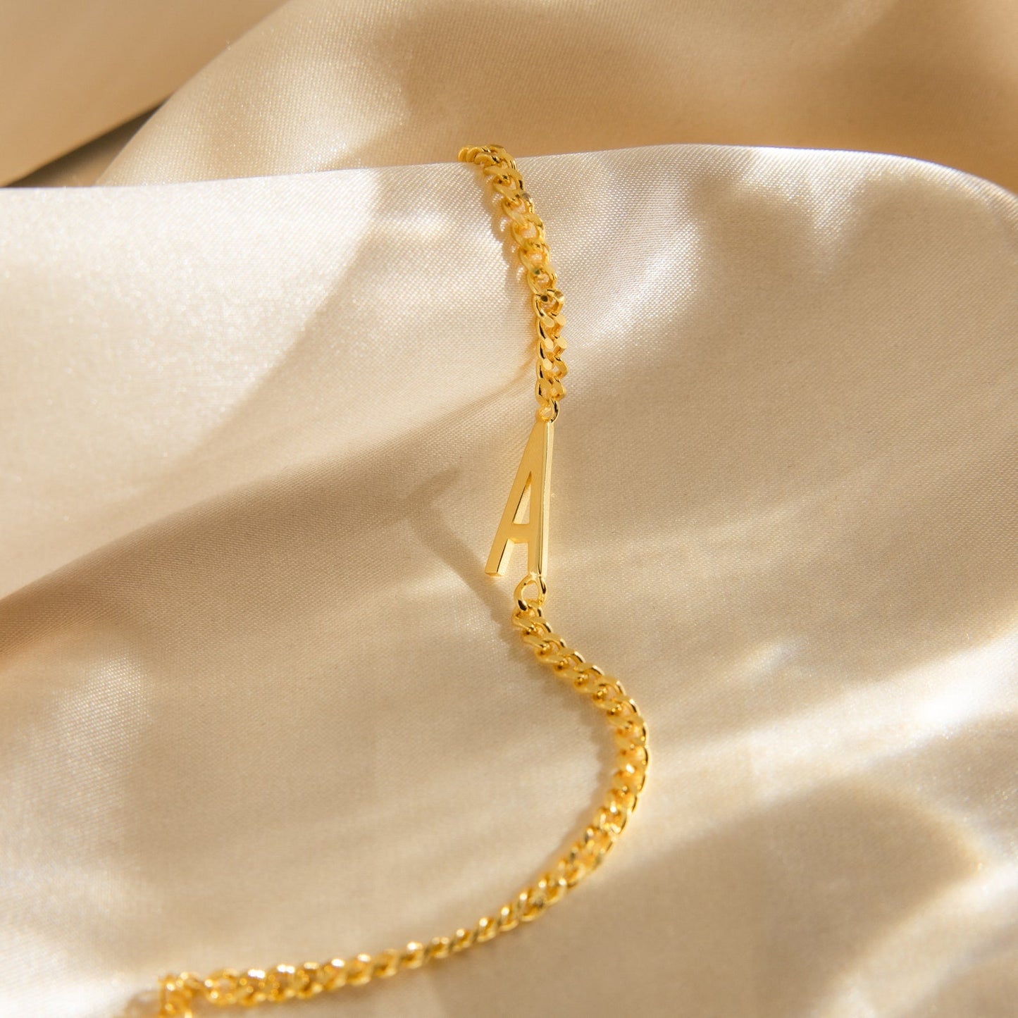Pulsera con letras grandes