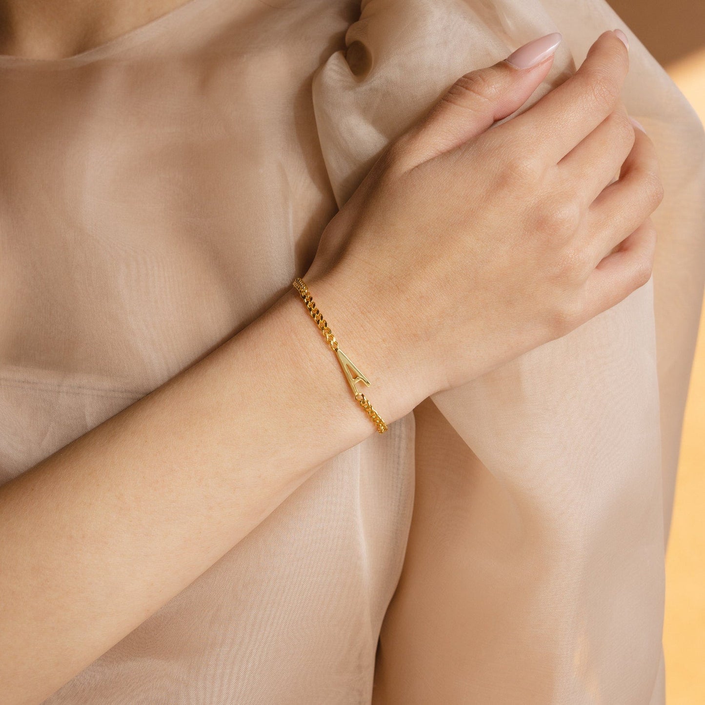 Pulsera con letras grandes