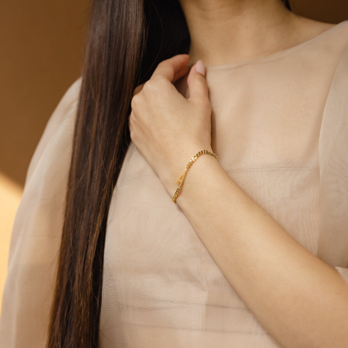 Pulsera con letras grandes