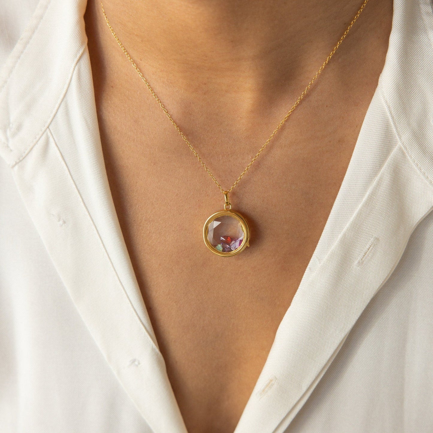 Collar con medallón circular