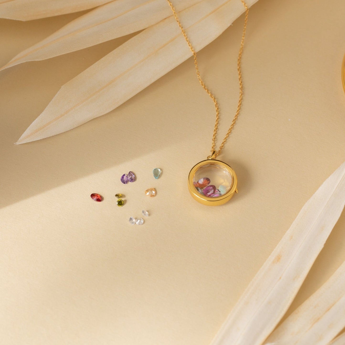 Collares con medallón de cristal