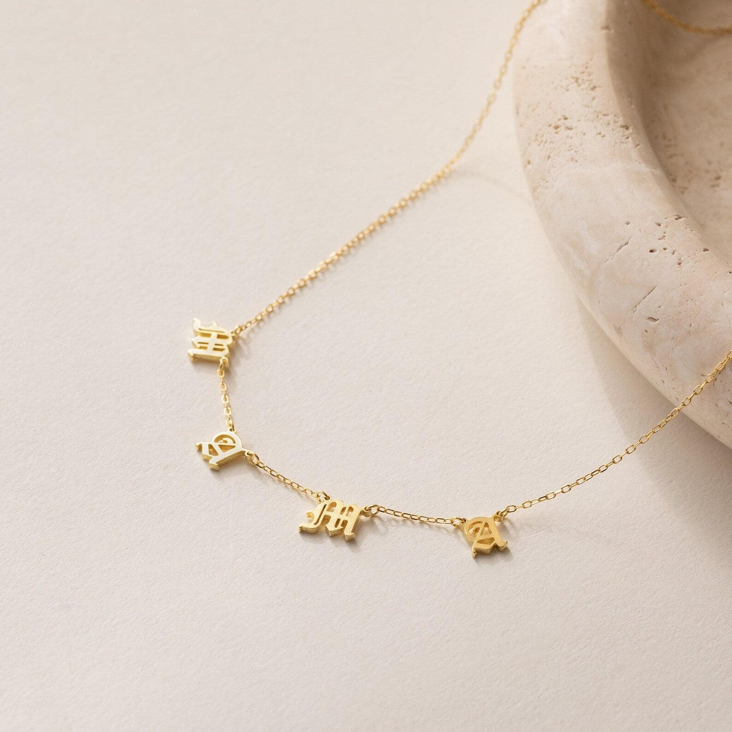 Collar con nombre y letra en inglés antiguo
