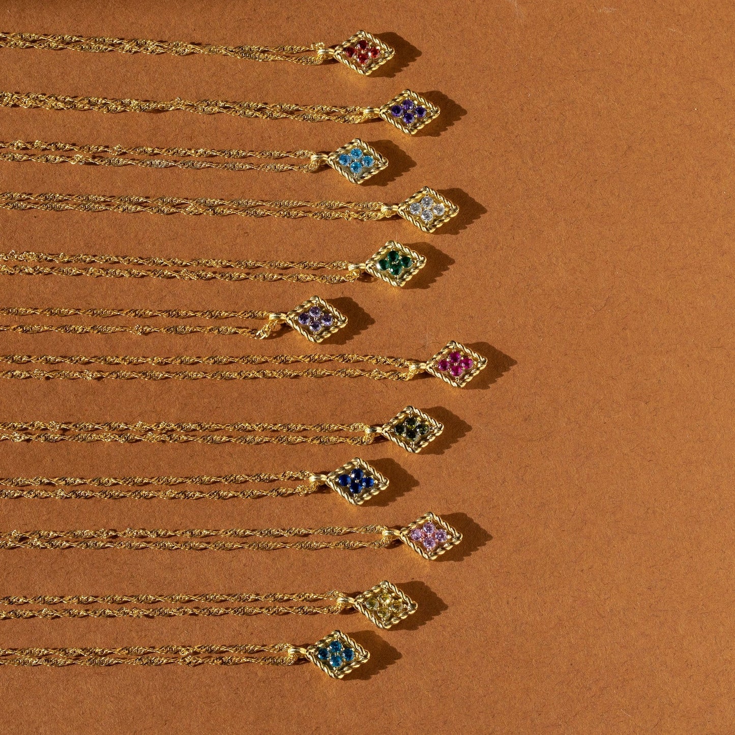 Collar con colgante de diamante y piedra de nacimiento