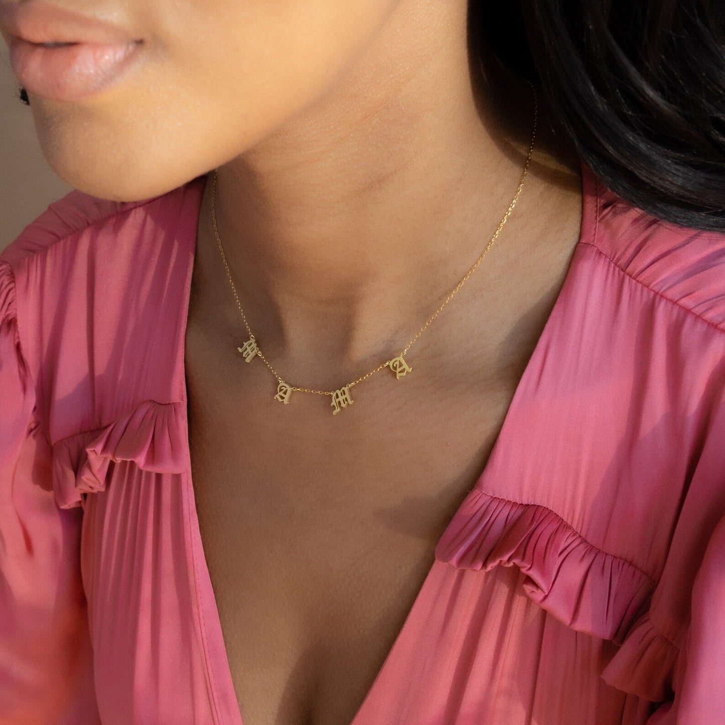 Collar con nombre y letra en inglés antiguo