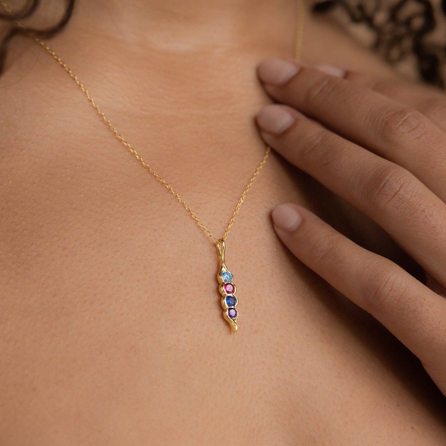 Collar con piedra de nacimiento en forma de vaina vertical