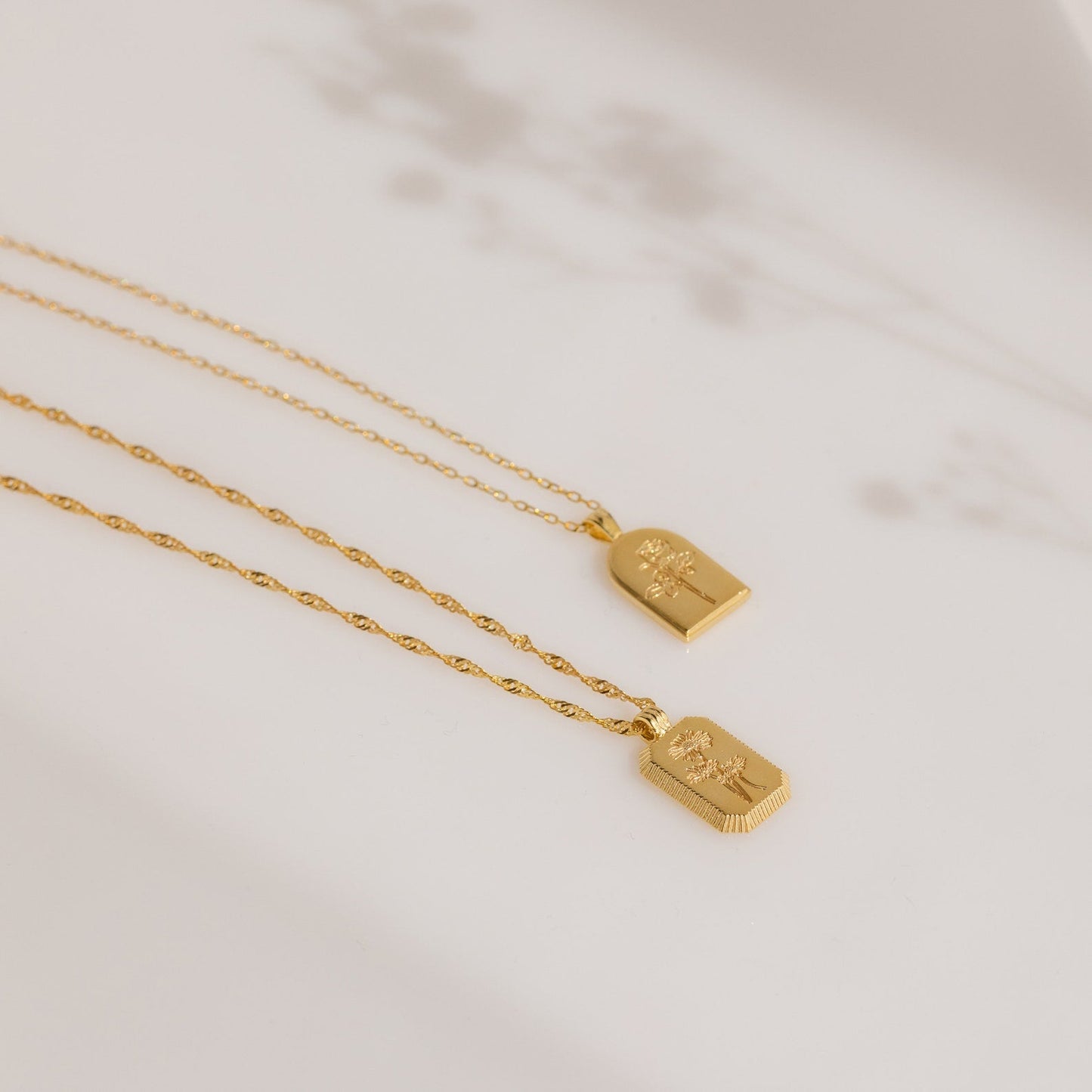 Collar con etiqueta de flor acanalada