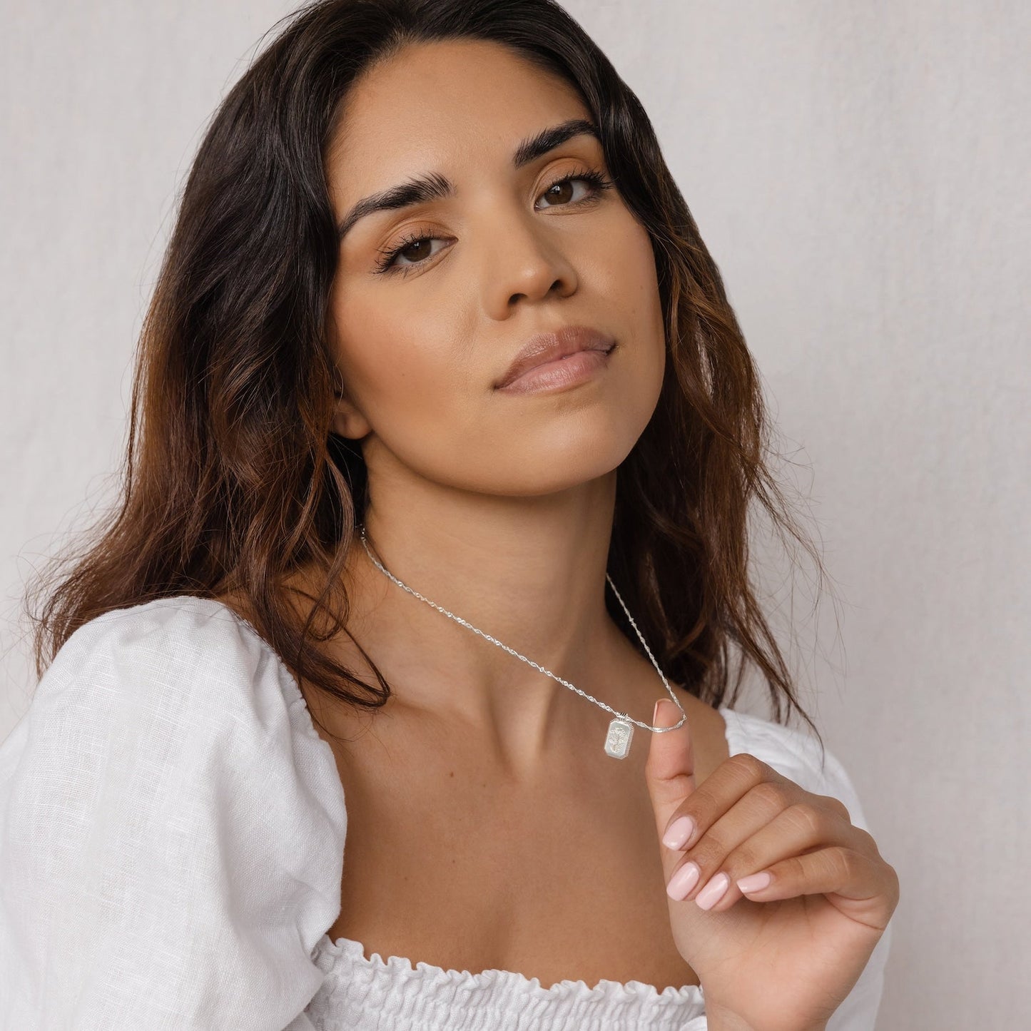Collar con etiqueta de flor acanalada