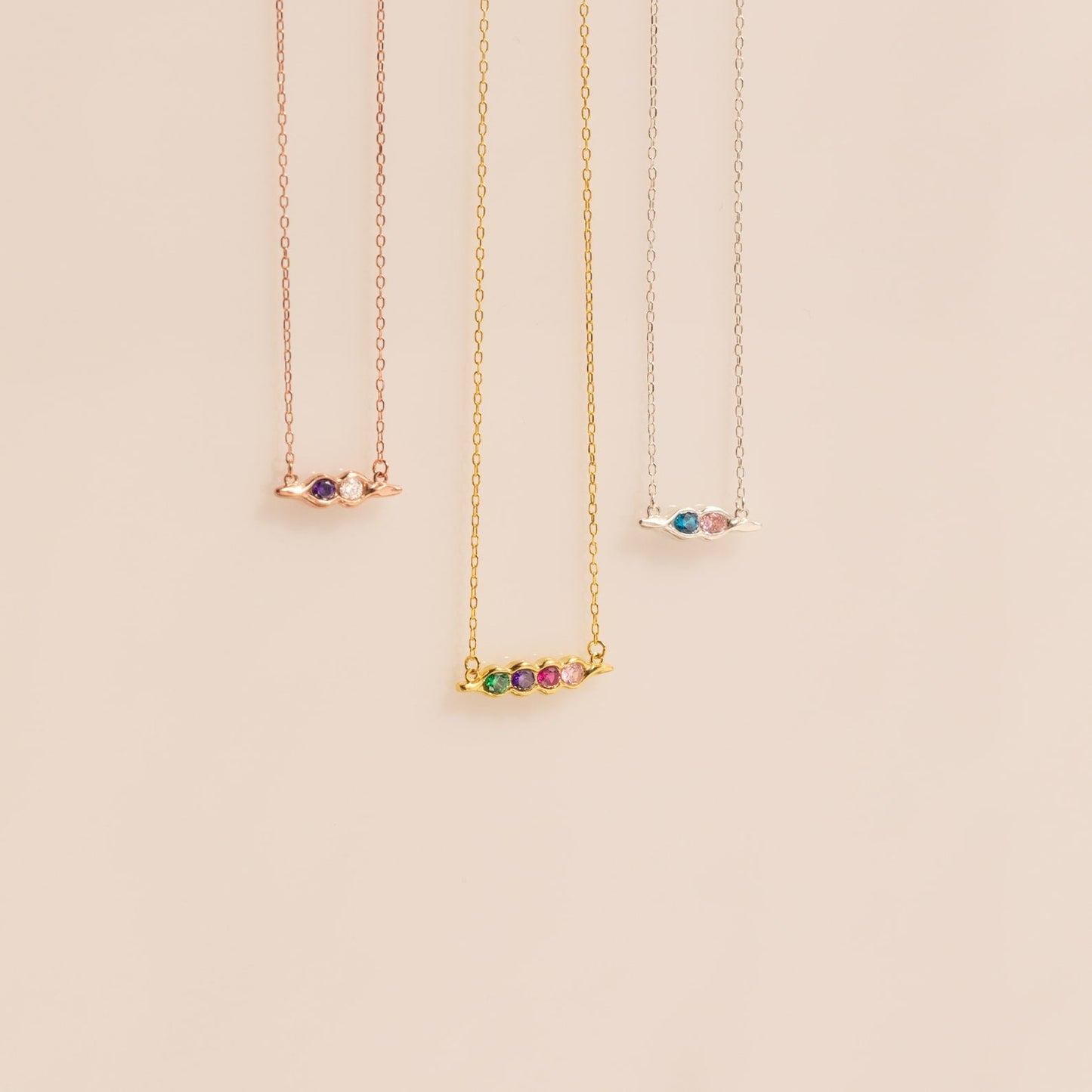 Collar con piedra de nacimiento en forma de vaina horizontal