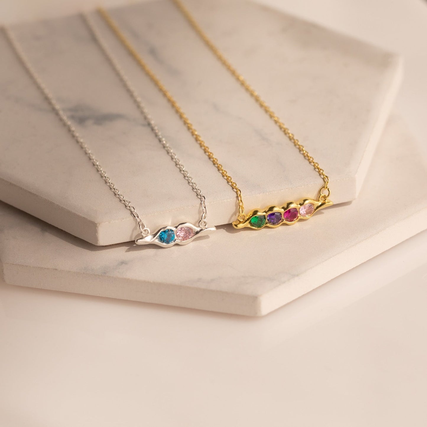 Collar con piedra de nacimiento en forma de vaina horizontal