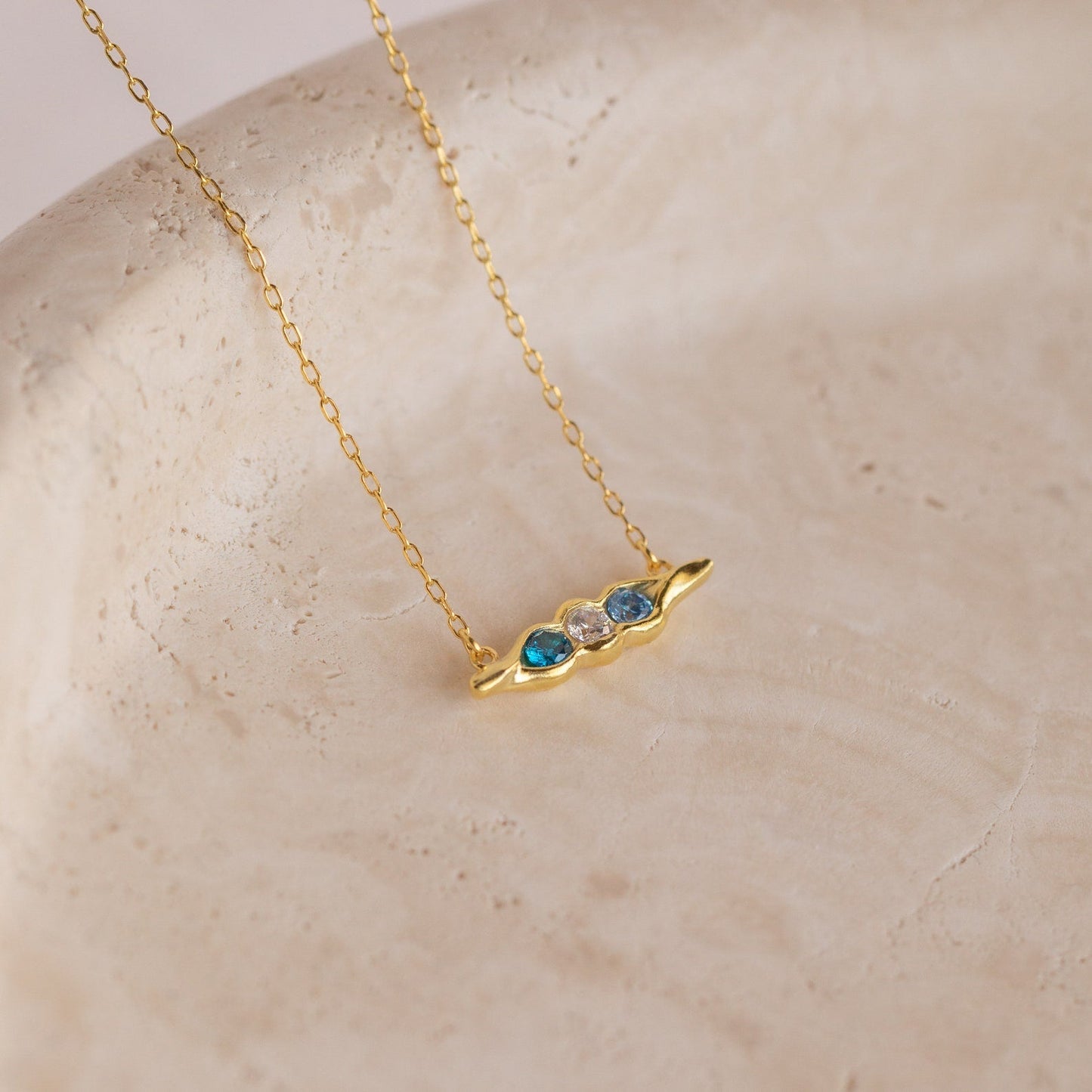 Collar con piedra de nacimiento en forma de vaina horizontal